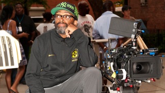El director Spike Lee criticó la película, por considerarla "racista"